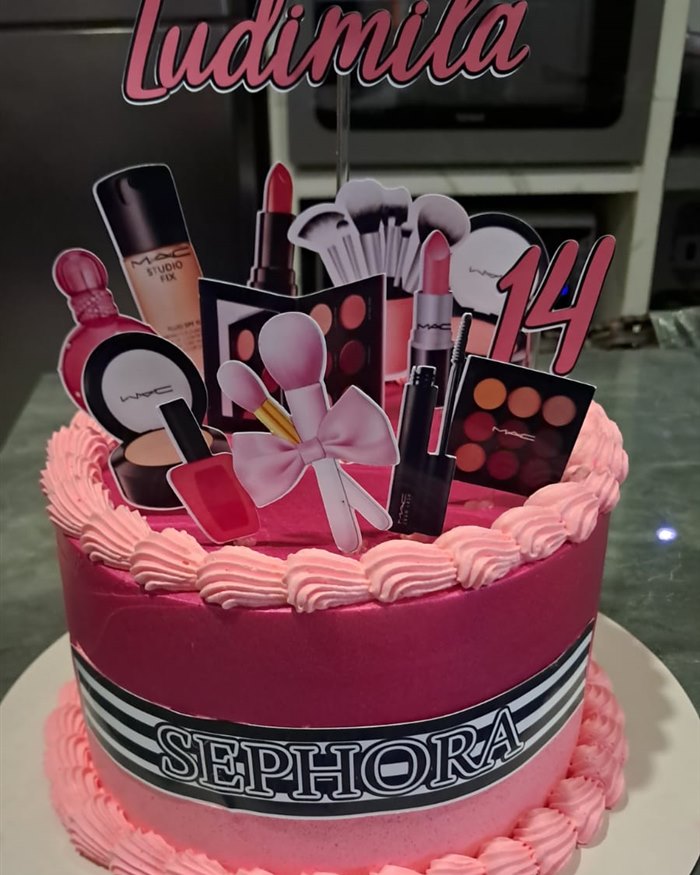 Bolo temático de maquiagem para aniversário de 14 anos