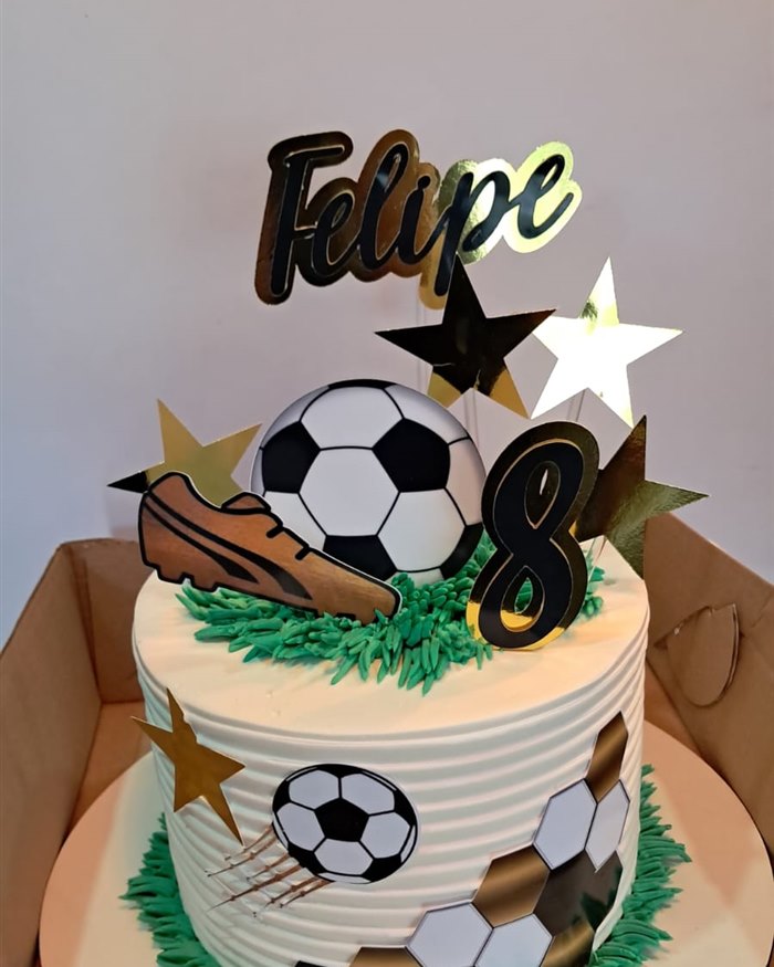 Bolo temático de futebol para aniversário de 8 anos