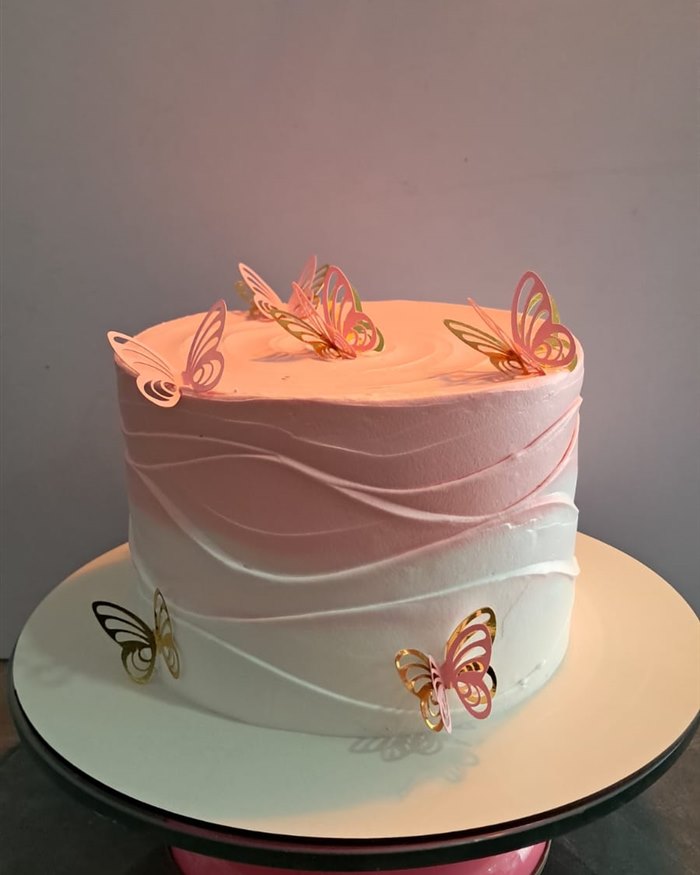 Bolo em degradê rosa com borboletas de papel