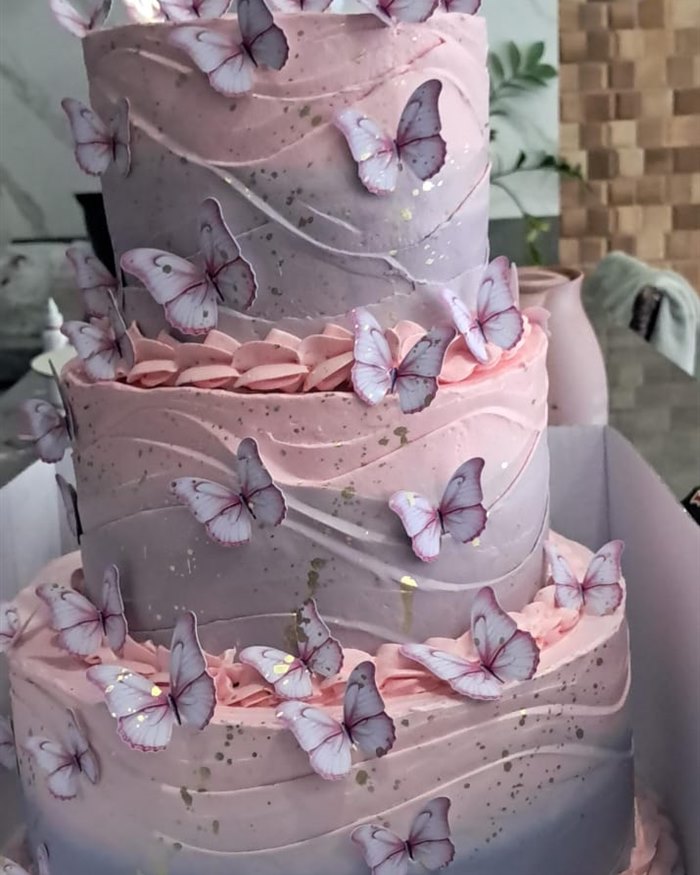Bolo de três andares em degradê rosa e lilás com borboletas