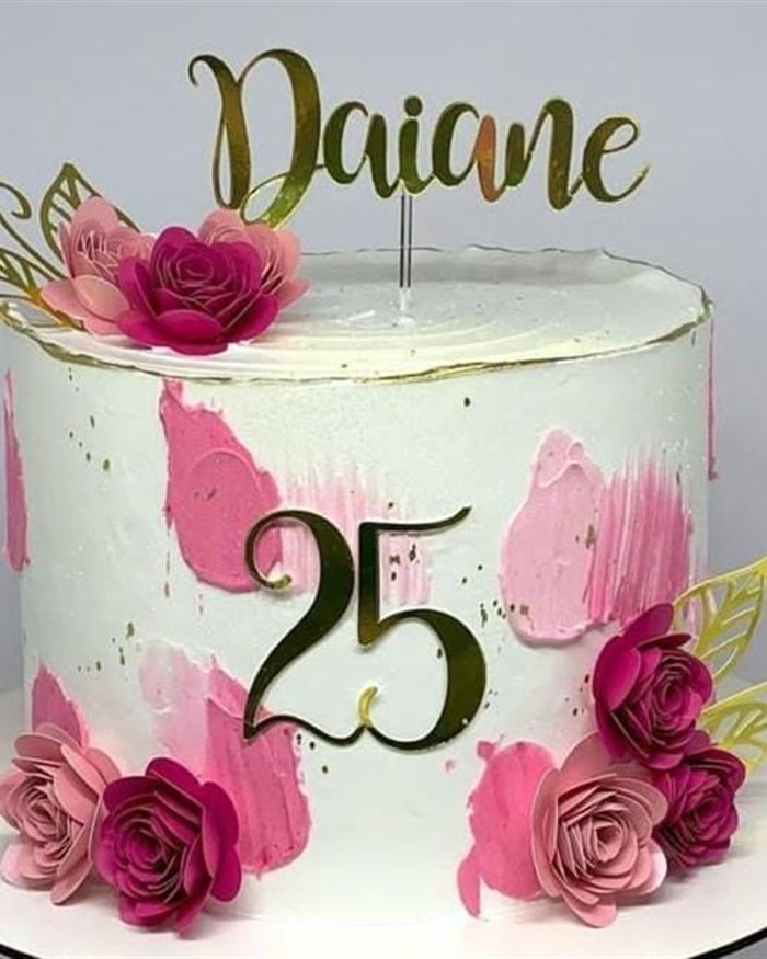 Bolo branco com flores de papel rosa e pink
