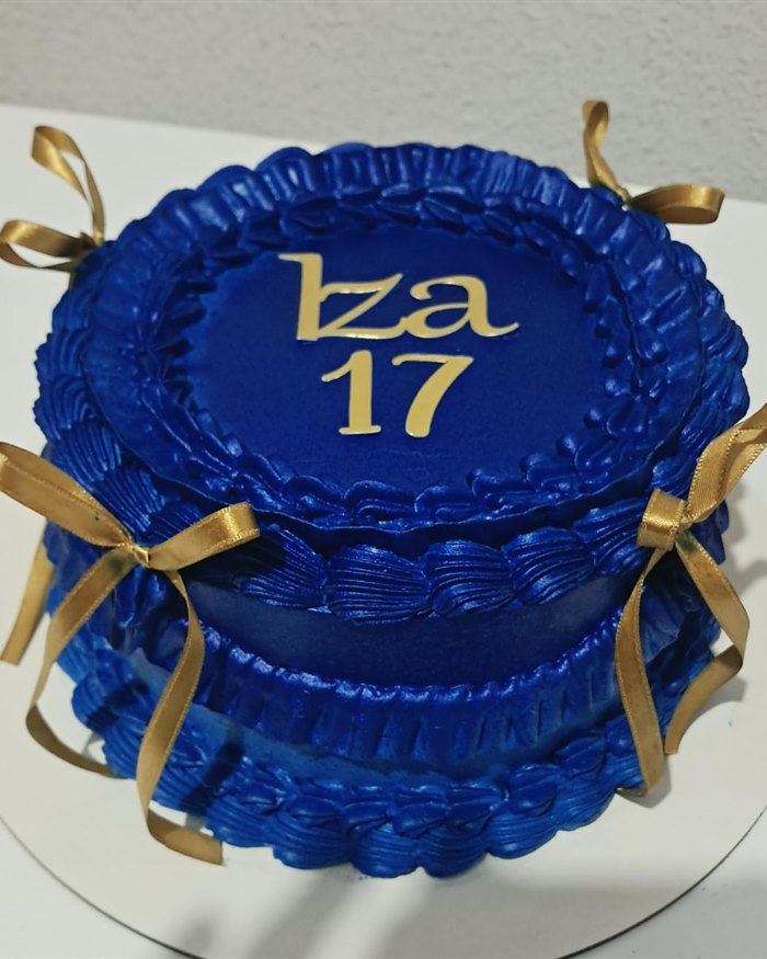 Bolo azul com laços dourados para aniversário de 17 anos
