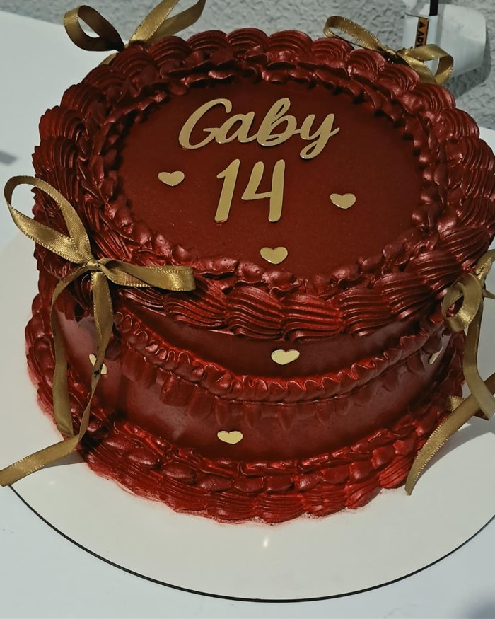 Bolo vermelho de dois andares para aniversário de 14 anos