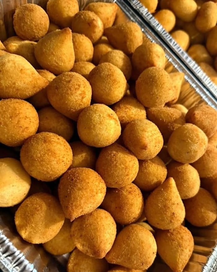 Bandeja de coxinhas fritas e douradas
