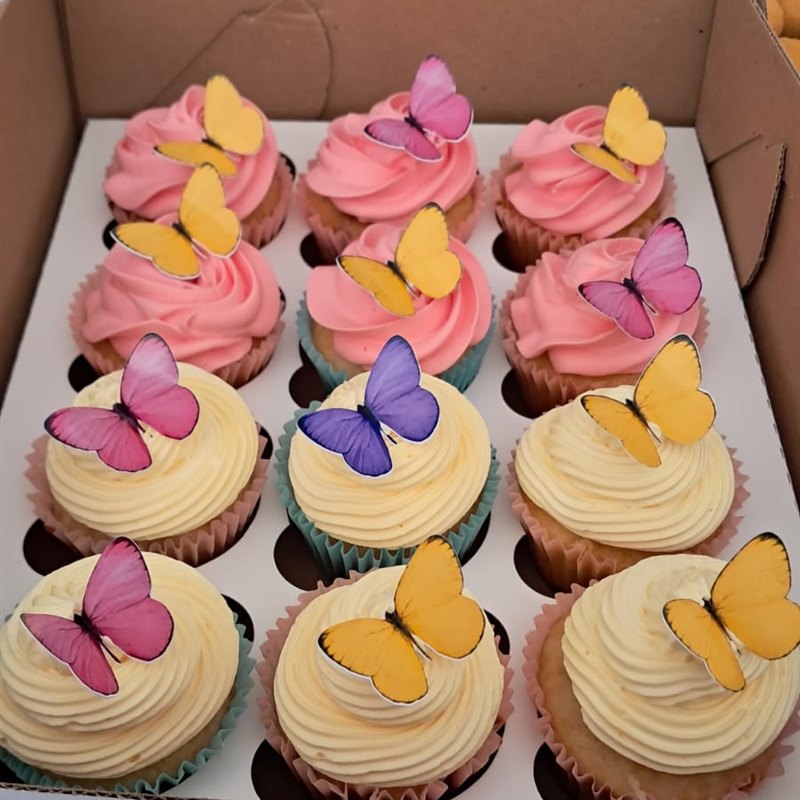 Doze cupcakes com borboletas comestíveis